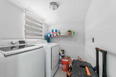 Villa ou maison à vendre à Miami Gardens, Floride: 5 chambres, 213.3 m2 № 2065918 - photo 16