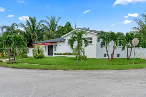 Villa ou maison à vendre à Miami Gardens, Floride: 5 chambres, 213.3 m2 № 2065918 - photo 4