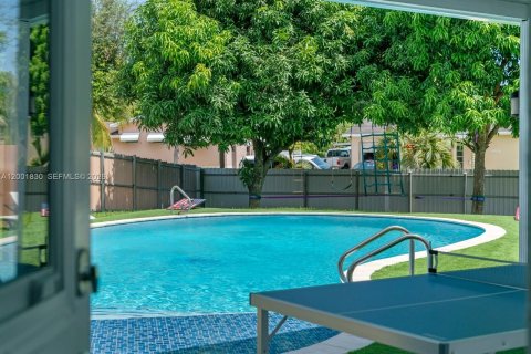 Villa ou maison à vendre à Miami Gardens, Floride: 5 chambres, 213.3 m2 № 2065918 - photo 6