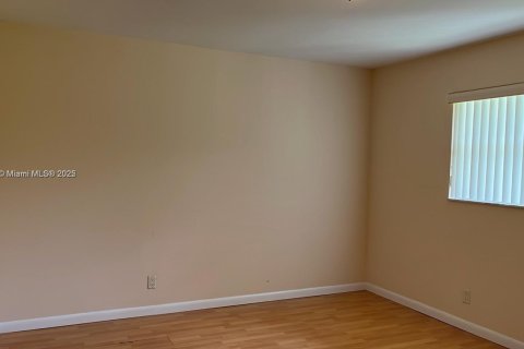 Condo in Tamarac, Florida, 1 bedroom  № 1860876 - photo 3