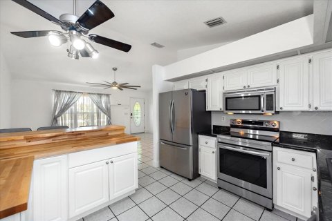 House in Punta Gorda, Florida 2 bedrooms, 93.65 sq.m. № 1735428 - photo 10