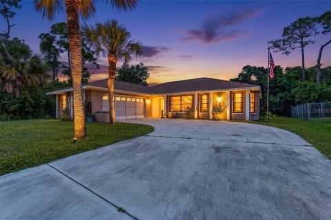 House in Port Charlotte, Florida 3 bedrooms, 135.82 sq.m. № 2304548