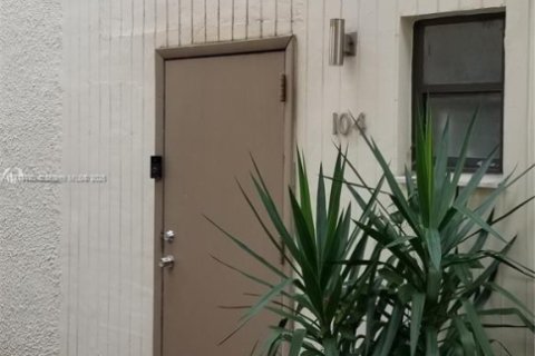 House in Aventura, Florida 2 bedrooms, 104.98 sq.m. № 1919983 - photo 5