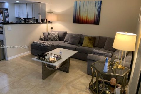 House in Aventura, Florida 2 bedrooms, 104.98 sq.m. № 1919983 - photo 8