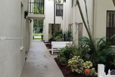 House in Aventura, Florida 2 bedrooms, 104.98 sq.m. № 1919983 - photo 4
