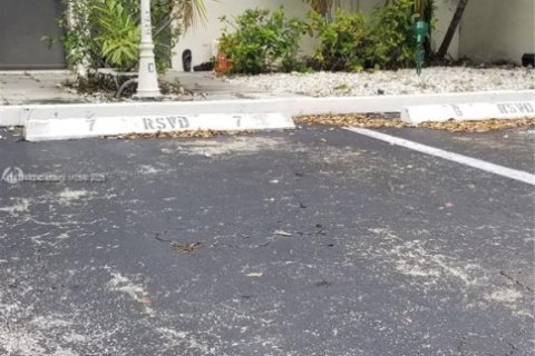 House in Aventura, Florida 2 bedrooms, 104.98 sq.m. № 1919983 - photo 17