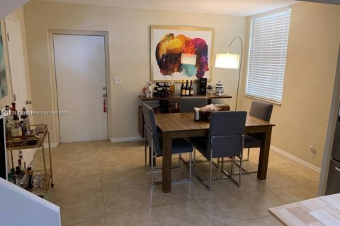 House in Aventura, Florida 2 bedrooms, 104.98 sq.m. № 1919983 - photo 10