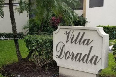 House in Aventura, Florida 2 bedrooms, 104.98 sq.m. № 1919983 - photo 1