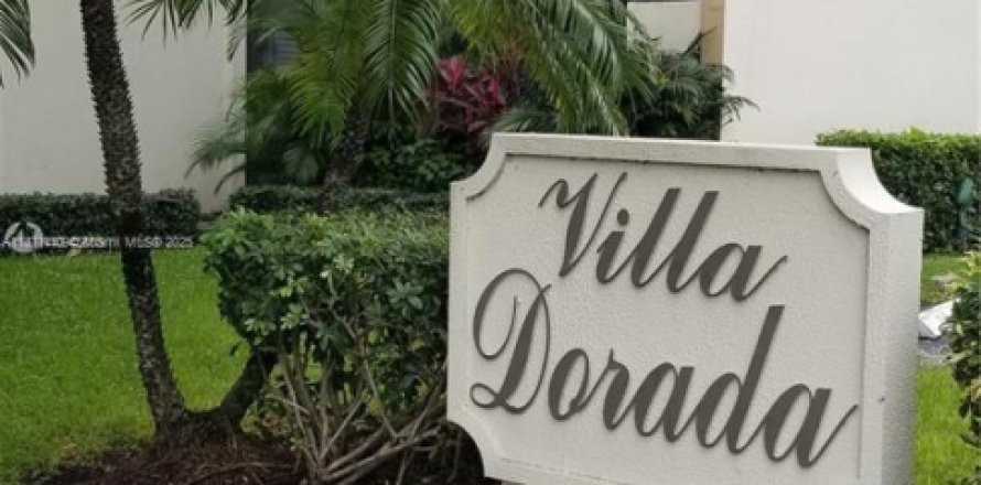 House in Aventura, Florida 2 bedrooms, 104.98 sq.m. № 1919983