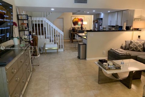 House in Aventura, Florida 2 bedrooms, 104.98 sq.m. № 1919983 - photo 7