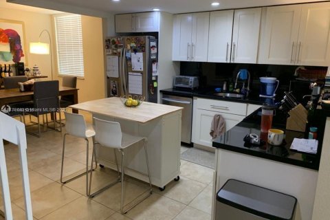 House in Aventura, Florida 2 bedrooms, 104.98 sq.m. № 1919983 - photo 9