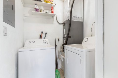 Снять в аренду виллу или дом в Санрайз, Флорида 2 спальни, 88.44м2, № 1101981 - фото 1