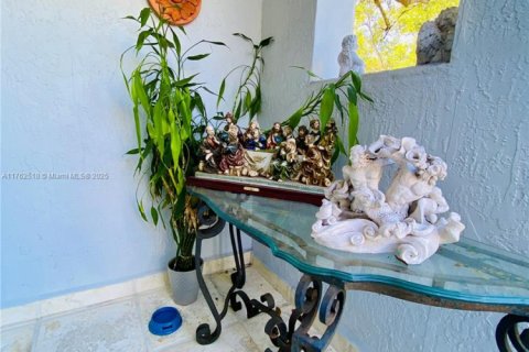 House in West Miami, Florida 4 bedrooms, 207.45 sq.m. № 1936777 - photo 8