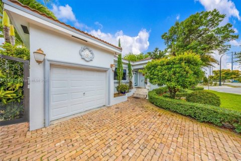 House in West Miami, Florida 4 bedrooms, 207.45 sq.m. № 1936777 - photo 1