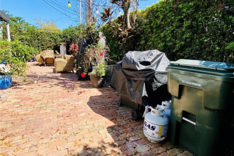 House in West Miami, Florida 4 bedrooms, 207.45 sq.m. № 1936777 - photo 25