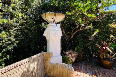 House in West Miami, Florida 4 bedrooms, 207.45 sq.m. № 1936777 - photo 26