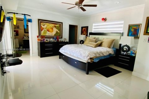 House in West Miami, Florida 4 bedrooms, 207.45 sq.m. № 1936777 - photo 14