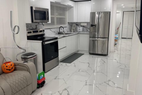 Купить виллу или дом в Майами, Флорида 3 спальни, 105.35м2, № 1964435 - фото 10