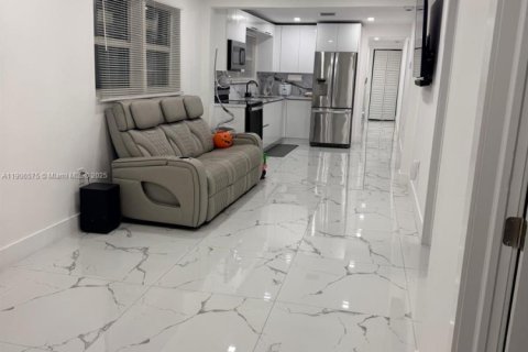 Купить виллу или дом в Майами, Флорида 3 спальни, 105.35м2, № 1964435 - фото 1