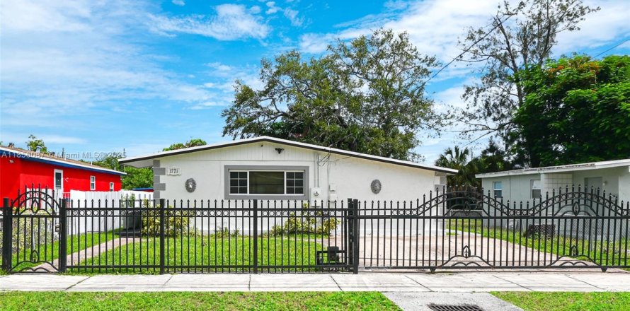 House in Miami Gardens, Florida 3 bedrooms, 123 sq.m. № 1880184