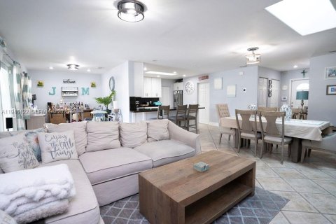 Villa ou maison à vendre à Miami, Floride: 3 chambres, 145.58 m2 № 2004598 - photo 5