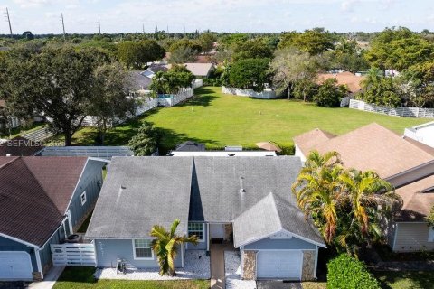 Villa ou maison à vendre à Miami, Floride: 3 chambres, 145.58 m2 № 2004598 - photo 2