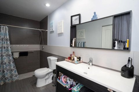 Villa ou maison à vendre à Miami, Floride: 3 chambres, 145.58 m2 № 2004598 - photo 17