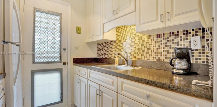 Condominio en North Miami Beach, Florida, 1 dormitorio № 1984981