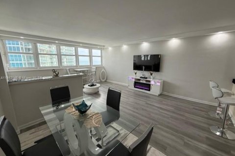 Apartment in Bal Harbour, Florida 53.7 sq.m. № 1973404 - photo 3