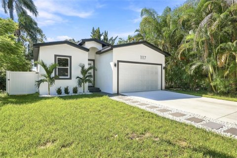 House in Largo, Florida 3 bedrooms, 163.51 sq.m. № 2426899 - photo 2