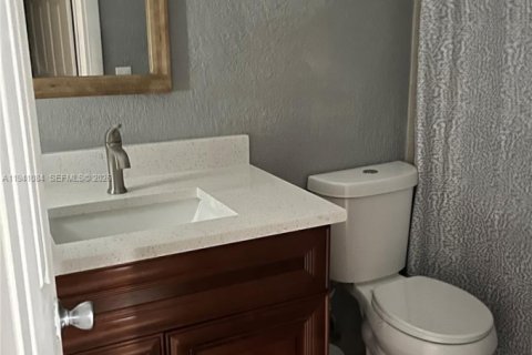 Villa ou maison à vendre à Hialeah, Floride: 2 chambres, 82.68 m2 № 1997822 - photo 5