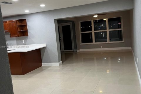 Villa ou maison à vendre à Hialeah, Floride: 2 chambres, 82.68 m2 № 1997822 - photo 3