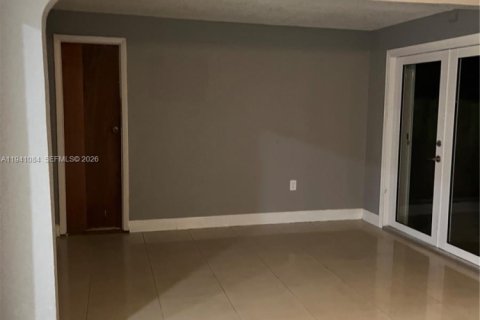 Villa ou maison à vendre à Hialeah, Floride: 2 chambres, 82.68 m2 № 1997822 - photo 6