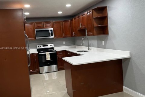 Villa ou maison à vendre à Hialeah, Floride: 2 chambres, 82.68 m2 № 1997822 - photo 2