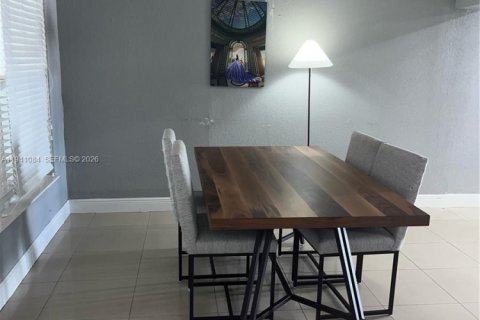 Villa ou maison à vendre à Hialeah, Floride: 2 chambres, 82.68 m2 № 1997822 - photo 4