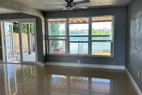 Villa ou maison à vendre à Hialeah, Floride: 2 chambres, 82.68 m2 № 1997822 - photo 10
