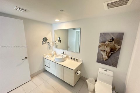 Condo in Hallandale Beach, Florida, 2 bedrooms  № 1938353 - photo 24