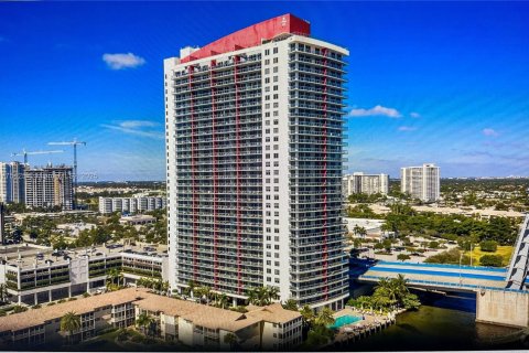 Condominio en venta en Hallandale Beach, Florida, 2 dormitorios, 95.69 m2 № 1938353 - foto 3