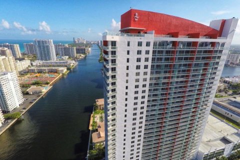Condo in Hallandale Beach, Florida, 2 bedrooms  № 1938353 - photo 1