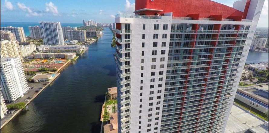 Condominio en Hallandale Beach, Florida, 2 dormitorios  № 1938353