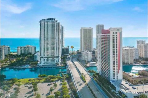 Condominio en venta en Hallandale Beach, Florida, 2 dormitorios, 95.69 m2 № 1938353 - foto 4
