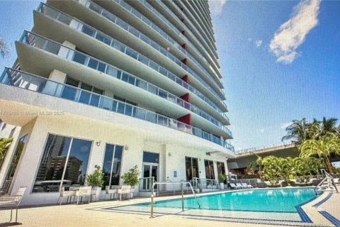 Condominio en venta en Hallandale Beach, Florida, 2 dormitorios, 95.69 m2 № 1938353 - foto 8