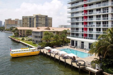 Copropriété à vendre à Hallandale Beach, Floride: 2 chambres, 95.69 m2 № 1938353 - photo 11