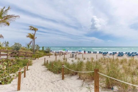 Condo in Hallandale Beach, Florida, 2 bedrooms  № 1938353 - photo 10