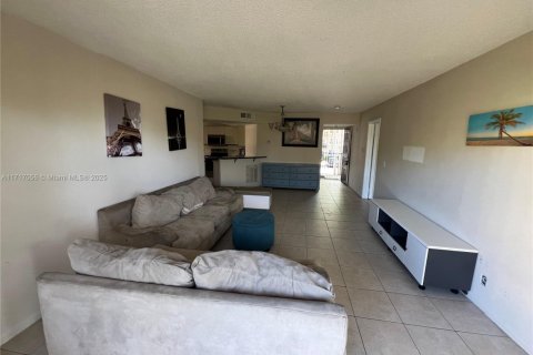 Condominio en venta en Coral Springs, Florida, 3 dormitorios, 108.32 m2 № 1859923 - foto 1