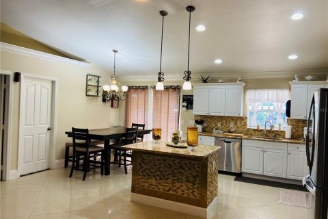 House in Lehigh Acres, Florida 4 bedrooms, 164.16 sq.m. № 1550465 - photo 16