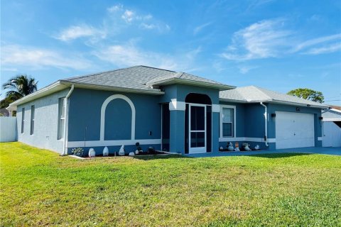 House in Lehigh Acres, Florida 4 bedrooms, 164.16 sq.m. № 1550465 - photo 1
