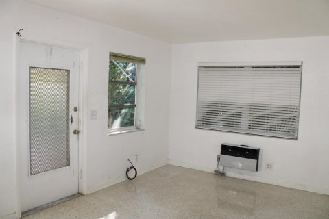 House in Ocean Ridge, Florida 2 bedrooms, 159.42 sq.m. № 929900 - photo 1