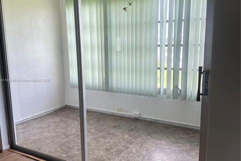 Condo in Sunrise, Florida, 2 bedrooms  № 2012864 - photo 2