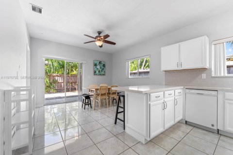 House in Key Largo, Florida 3 bedrooms, 141.21 sq.m. № 2040603 - photo 15